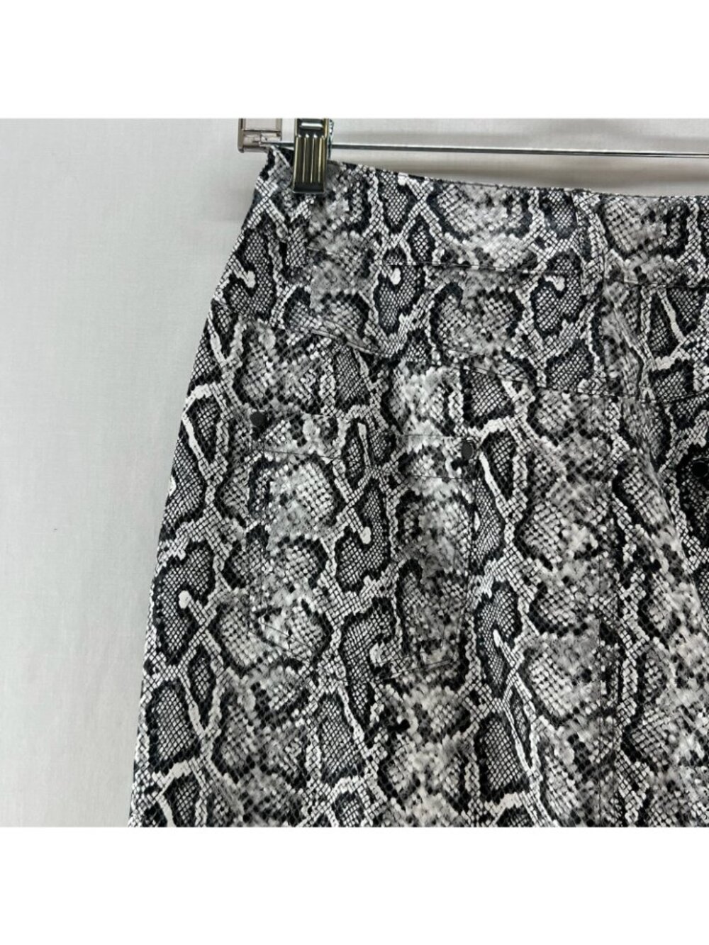 J.ING Faux Leather Snake Print Mini Skirt Size M Lined Zip Fly Pocket Gray Black - Picture 8 of 13